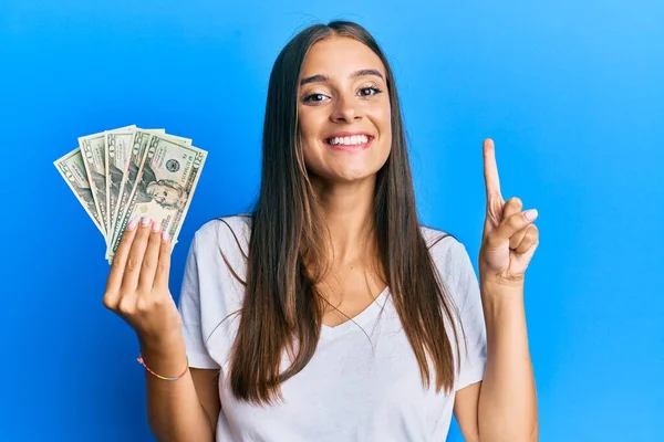 Ung Latinamerikansk Kvinna Håller Dollar Leende Med Idé Eller Fråga — Stockfoto