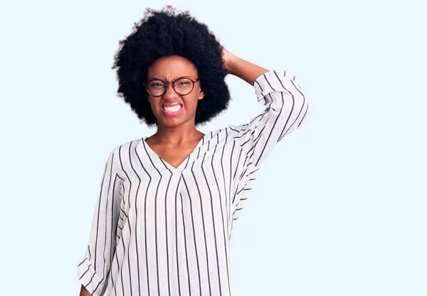 Jovem Afro Americana Vestindo Roupas Casuais Óculos Confundem Perguntam Sobre — Fotografia de Stock