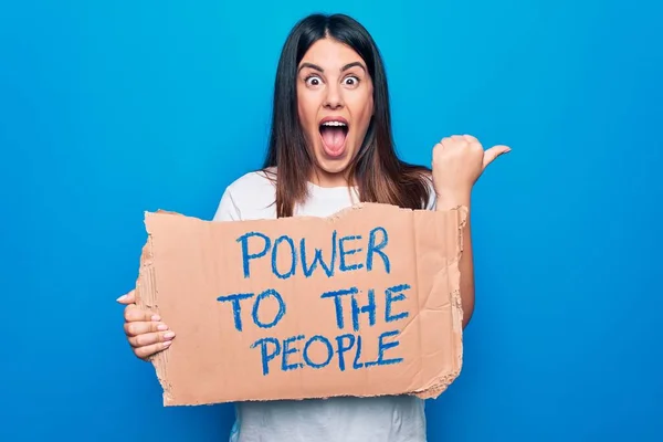 Jeune Femme Demandant Mouvement Social Tenant Bannière Avec Puissance Peuple — Photo