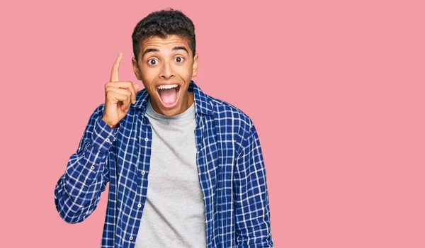 Jovem Bonito Homem Afro Americano Vestindo Roupas Casuais Apontando Dedo — Fotografia de Stock