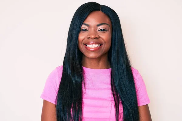 Joven Mujer Afroamericana Vistiendo Ropa Casual Con Aspecto Positivo Feliz — Foto de Stock