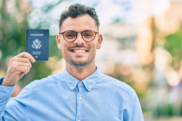 年轻的惊慌失措的商人高兴地微笑着 在城里持着美国护照 — 图库照片