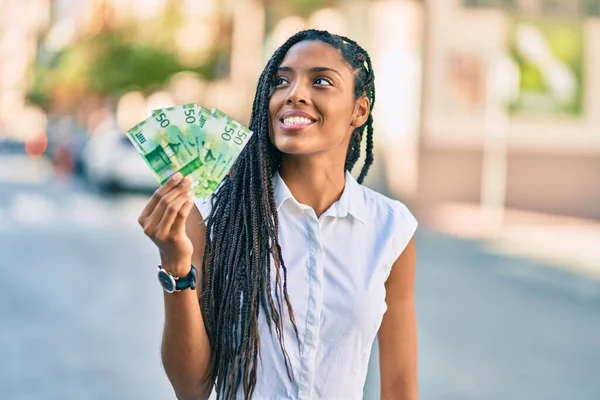 Jonge Afro Amerikaanse Vrouw Glimlachend Gelukkig Bezit Noors Kronen Bankbiljetten — Stockfoto