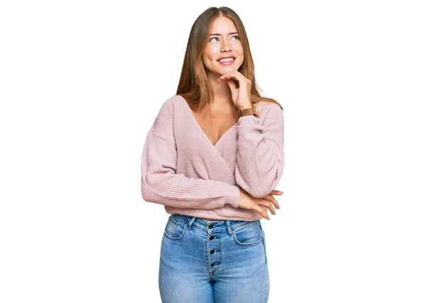 Hermosa Mujer Rubia Con Suéter Casual Color Rosa Invierno Con —  Fotos de Stock