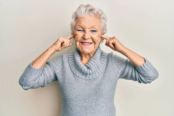 Yaşlı Kır Saçlı Kulaklarını Parmaklarıyla Kapatan Mutlu Havalı Bir Gülümsemeyle — Stok fotoğraf