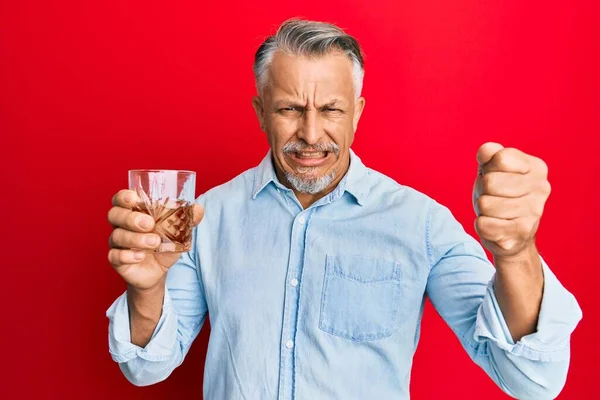 Medelålders Gråhårig Man Dricker Glas Whisky Irriterad Och Frustrerad Skrika — Stockfoto