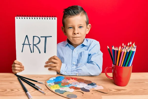 Adorable Pintor Infantil Caucásico Sentado Estudio Arte Sosteniendo Palabra Arte — Foto de Stock