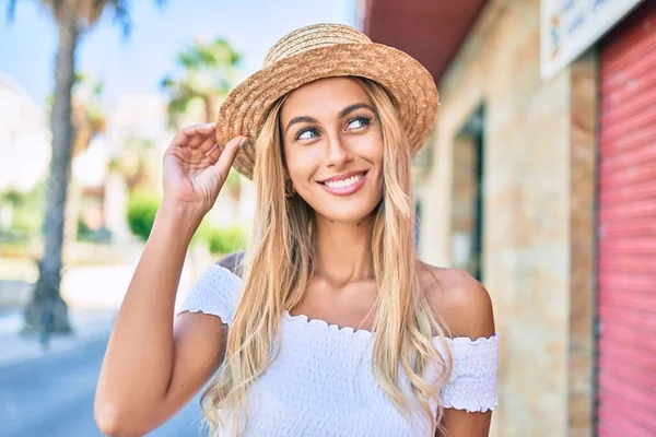 Joven Chica Turista Rubia Sonriendo Feliz Caminando Ciudad —  Fotos de Stock