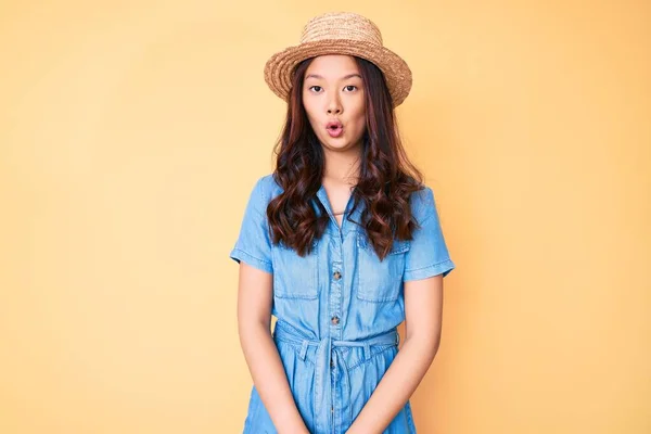 Νεαρή Όμορφη Κινέζα Που Φοράει Καλοκαιρινό Καπέλο Φοβισμένη Και Σοκαρισμένη — Φωτογραφία Αρχείου