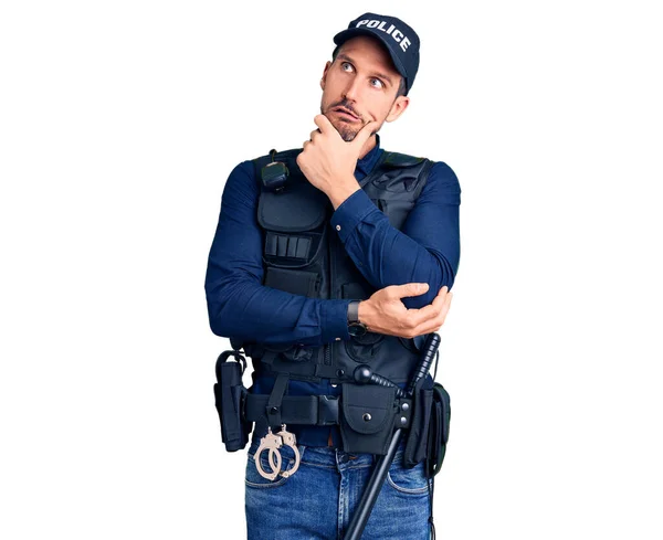 Jonge Knappe Man Draagt Politie Uniform Denken Bezorgd Een Vraag — Stockfoto