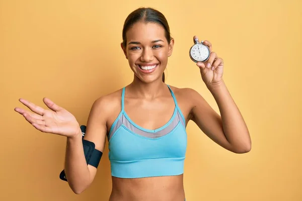 Hermosa Mujer Hispana Usando Ropa Deportiva Sosteniendo Reloj Cuenta Regresiva — Foto de Stock