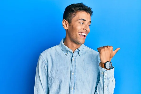 Giovane Bell Uomo Afro Americano Che Indossa Vestiti Casual Che — Foto Stock