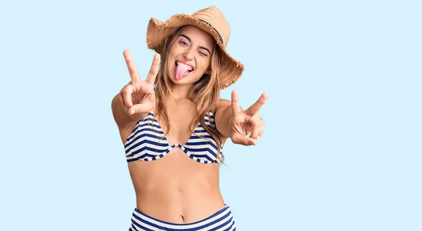 Giovane Bella Donna Bionda Che Indossa Bikini Cappello Sorridente Con — Foto Stock