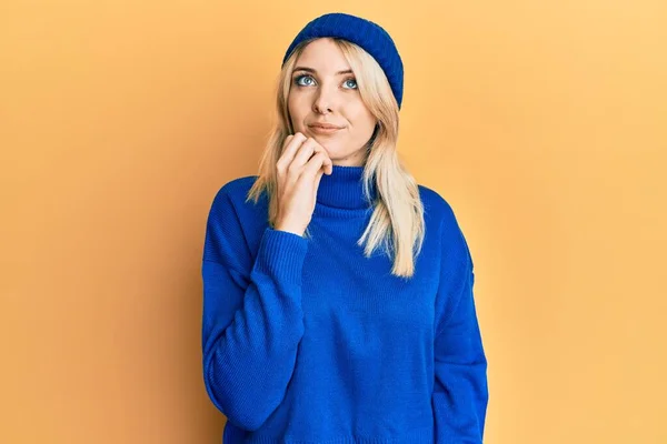 Junge Kaukasische Frau Wollenen Winterpullover Und Mütze Die Konzentriert Mit — Stockfoto