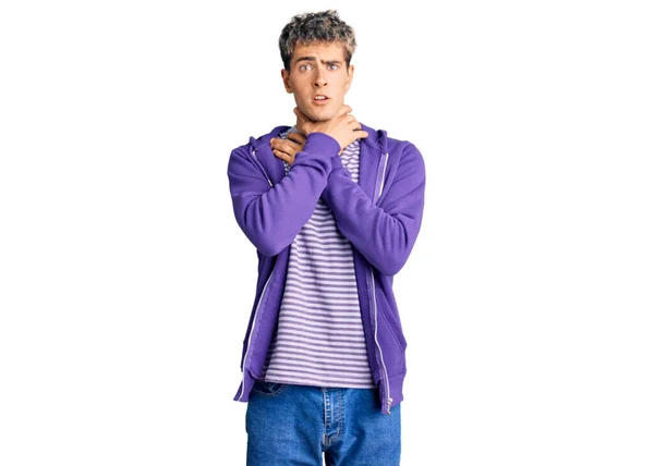 Młody Przystojniak Ubrany Purpurową Bluzę Krzyczący Duszący Się Powodu Bolesnego — Zdjęcie stockowe
