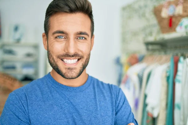 Joven Hombre Guapo Sonriendo Feliz Pie Tienda Ropa —  Fotos de Stock