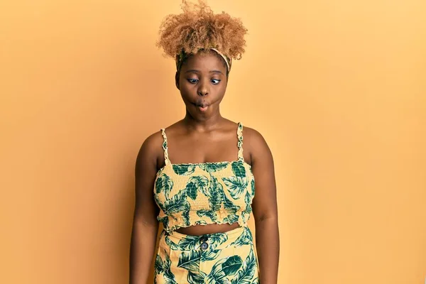 Junge Afrikanerin Mit Afro Haaren Sommerkleid Fischgesicht Mit Lippen Verrückte — Stockfoto