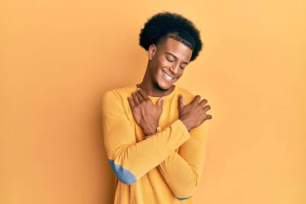 Hombre Afroamericano Con Cabello Afro Vistiendo Ropa Casual Abrazándose Feliz —  Fotos de Stock