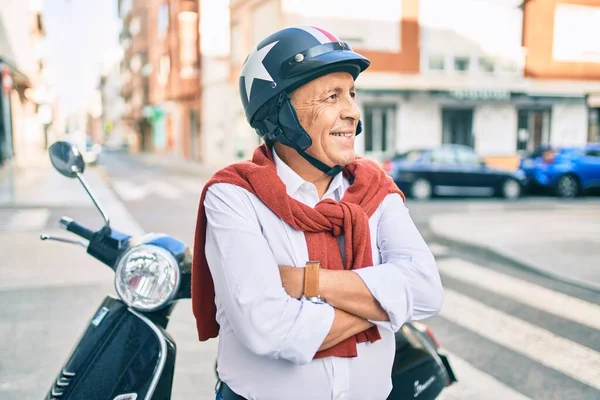 Senior Motorcyklist Man Ler Glad Bär Moto Hjälm Staden — Stockfoto