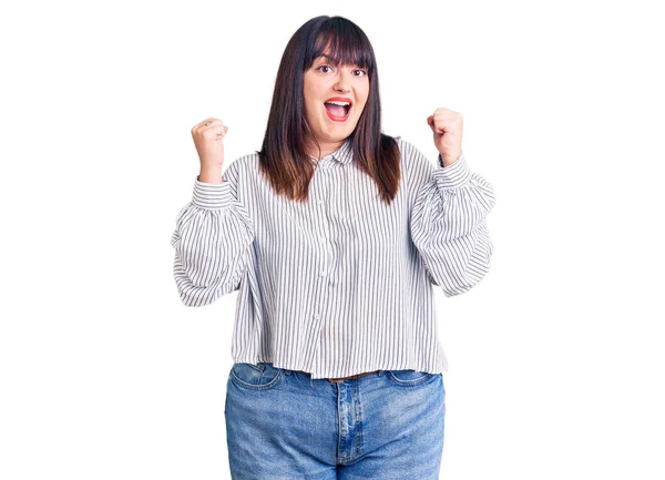 Joven Mujer Talla Grande Vistiendo Ropa Casual Celebrando Sorprendida Sorprendida — Foto de Stock