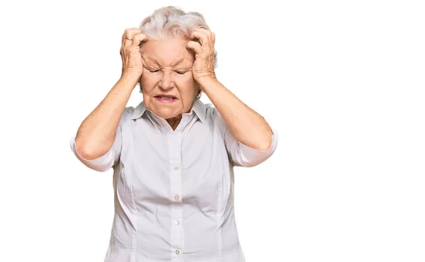 Starsza Siwowłosa Kobieta Luźnych Ubraniach Cierpiąca Ból Głowy Zdesperowana Zestresowana — Zdjęcie stockowe