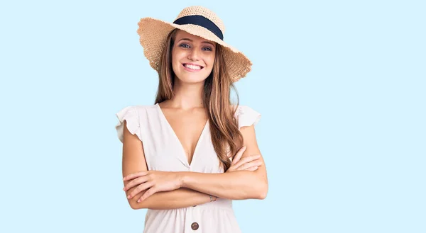 若い美しいブロンドの女性は夏のドレスを着て カメラを見て腕を組んで笑顔で帽子幸せな顔をしています 正の人 — ストック写真