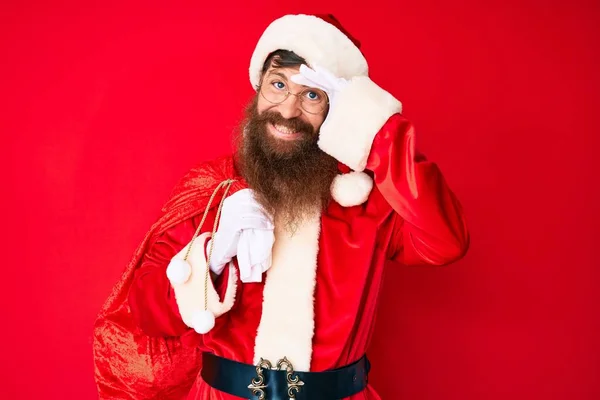 Όμορφος Νεαρός Κοκκινομάλλης Μακριά Γενειάδα Φορώντας Κοστούμι Άγιος Βασίλης Και — Φωτογραφία Αρχείου