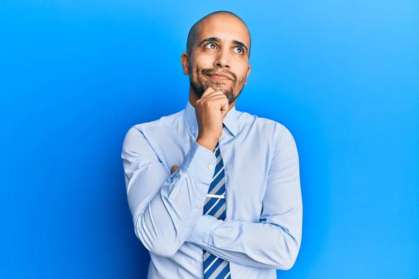 Hombre Adulto Hispano Con Camisa Negocios Corbata Pensando Concentrado Duda — Foto de Stock