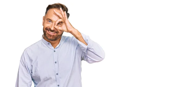 Hombre Guapo Mediana Edad Con Camisa Negocios Haciendo Buen Gesto — Foto de Stock