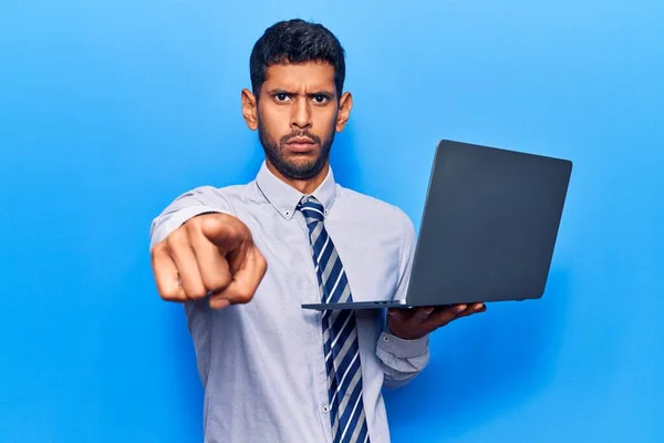 Joven Hombre Latino Sosteniendo Portátil Señalando Con Dedo Cámara Usted — Foto de Stock