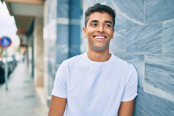 Joven Latino Sonriendo Feliz Apoyado Pared Ciudad —  Fotos de Stock