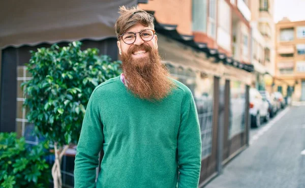 Junger Irischer Mann Mit Rothaarigem Bart Lächelt Glücklich Durch Die — Stockfoto