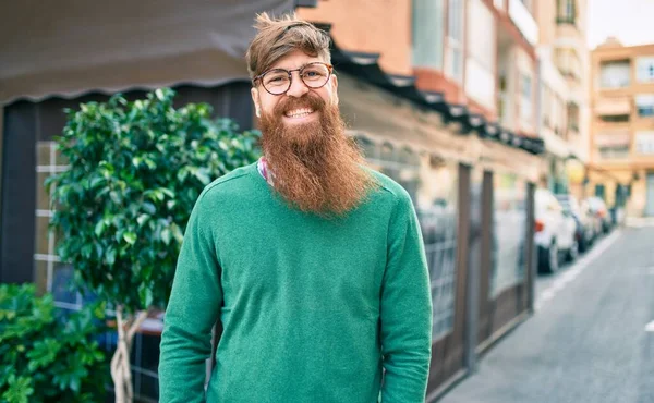 Jovem Irlandês Com Barba Ruiva Sorrindo Feliz Andando Cidade — Fotografia de Stock