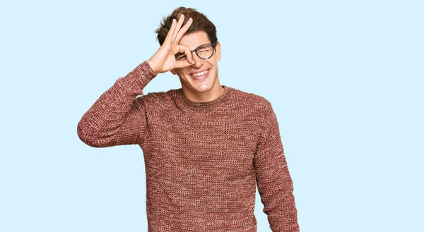 Hombre Caucásico Guapo Usando Suéter Casual Gafas Sonriendo Feliz Haciendo — Foto de Stock