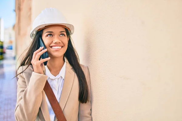 Jovem Arquiteto Latino Menina Sorrindo Feliz Falando Smartphone Cidade — Fotografia de Stock