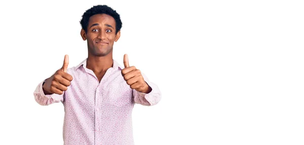 Homem Bonito Africano Vestindo Camisa Rosa Casual Aprovando Fazer Gesto — Fotografia de Stock