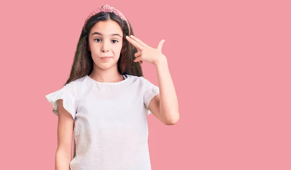 Schattig Hispanic Kind Meisje Dragen Casual Wit Tshirt Schieten Zichzelf — Stockfoto