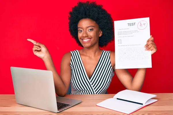 Ung Afrikansk Amerikansk Kvinna Visar Godkänd Examen Ler Glad Pekar — Stockfoto