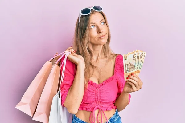 Hermosa Mujer Caucásica Sosteniendo Bolsas Compras 500 Noruego Sonriendo Mirando — Foto de Stock