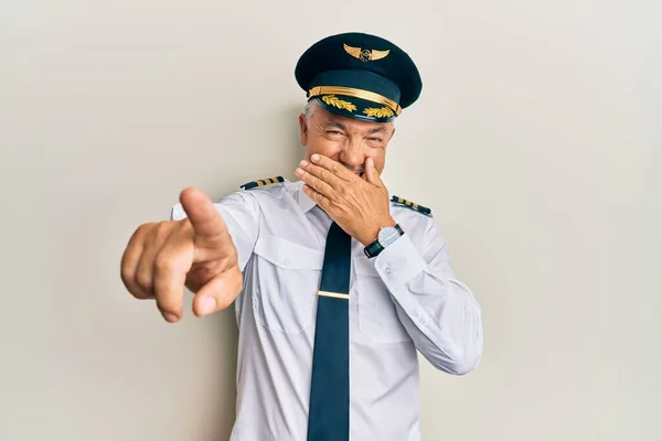 Jóképű Középkorú Férfi Repülőpilóta Egyenruhát Visel Rajtad Nevet Ujjal Mutogat — Stock Fotó