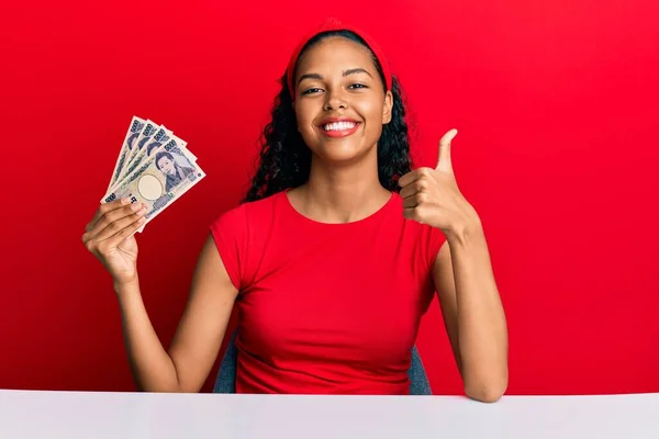 Young African American Girl Holding Japanese Yen Banknotes Sitting Table — Stock Photo, Image