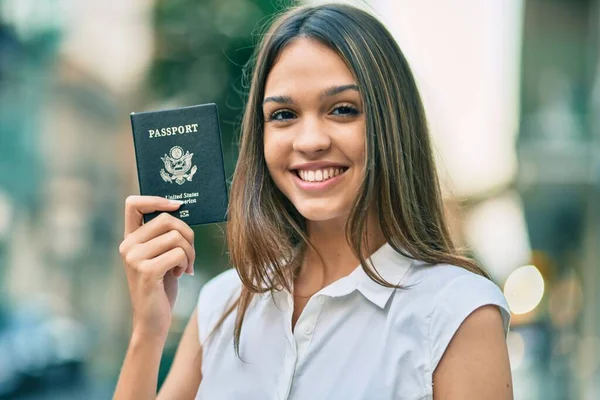 Bela Menina Adolescente Latina Sorrindo Feliz Segurando Passaporte Dos Estados — Fotografia de Stock
