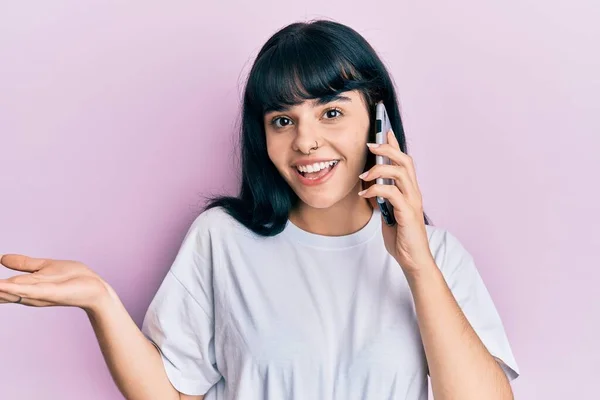 Junges Hispanisches Mädchen Unterhält Sich Auf Dem Smartphone Und Feiert — Stockfoto