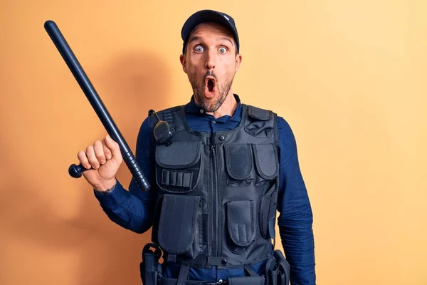 Snygg Polis Bär Uniform Och Bulletprof Håller Stafettpinnen Över Gul — Stockfoto