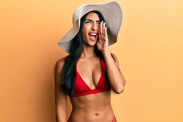 Hermosa Mujer Hispana Con Bikini Sombrero Verano Gritando Gritando Fuerte —  Fotos de Stock
