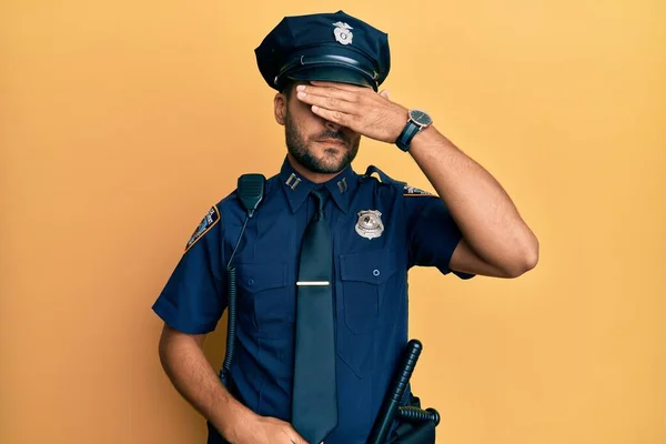 Hombre Hispano Guapo Vistiendo Uniforme Policial Cubriendo Los Ojos Con — Foto de Stock