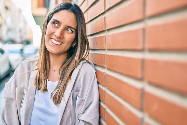 Joven Mujer Caucásica Sonriendo Feliz Caminando Ciudad —  Fotos de Stock