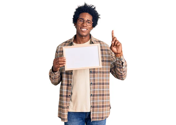 Hombre Afroamericano Guapo Con Cabello Afro Sosteniendo Pancarta Vacía Blanco —  Fotos de Stock