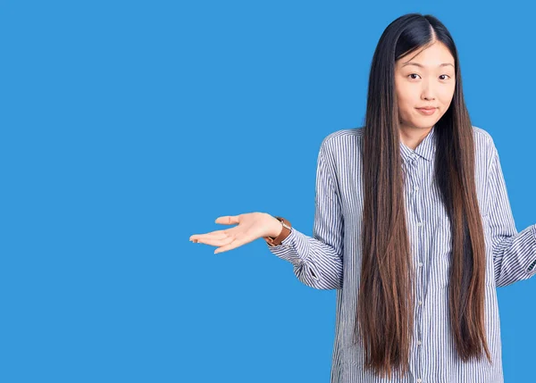 Jonge Mooie Chinese Vrouw Draagt Casual Shirt Clueless Verwarde Uitdrukking — Stockfoto