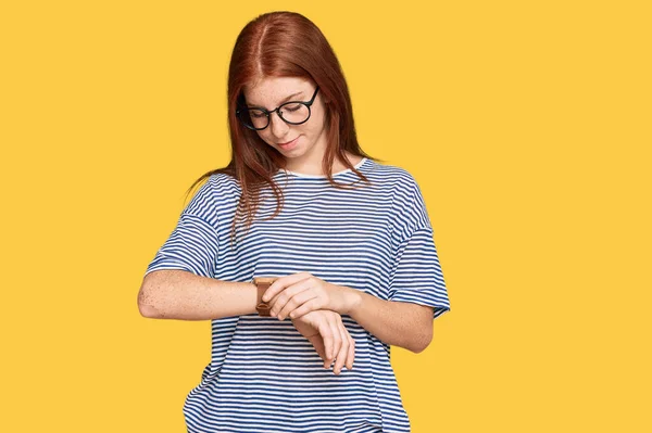 Jonge Leeshoofd Vrouw Met Casual Kleding Een Bril Controleren Van — Stockfoto